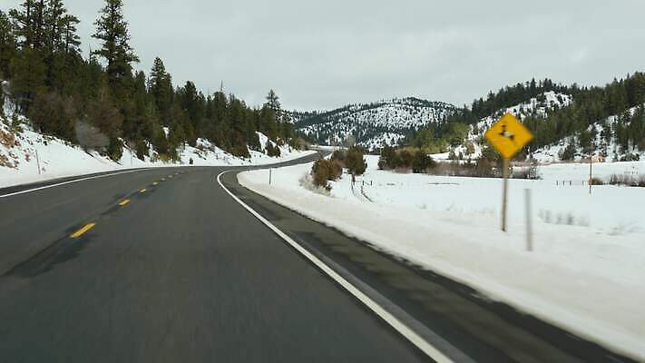 도로 여행 겨울 자동차 유리 산 항해 사람없음 빨간색 미국 운전 자유 고속도로 황무지 분위기 땅 탈출 환경보전 산등성이 애리조나 루트 방법 시온산 자동 직진 수평선 1인칭시점 4K MP4 해외동영상 클립영상 시선 계절 길 육상교통 컬러 컨셉 북아메리카 배_교통 교통시설 모션 재질 사회이슈 동영상 파일형식