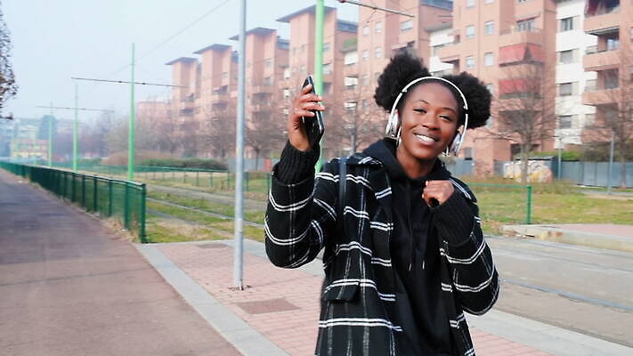 라이프스타일 웰빙 여자 행복 도로 음악 청소년 무선통신 한명 미소 웃음 20대 야외 건물 캐주얼 스마트폰 핸드폰 유행 헤드폰 이탈리아 듣기 도시 보행로 아프리카인 전화기 개성 통화 청각 리듬 밀라노 성인여자만 성인여자한명만 힙스터 남유럽 MOV 해외동영상 클립영상 외국인 1 건축물 옷 패션 감정 유럽 길 음향기기 통신 교통시설 모션 문화예술 표정 사람 청년 생활 전자제품 스마트기기 동영상 여자만 여자한명만 성인만 파일형식