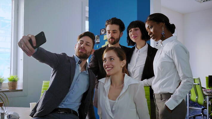 백인 여자 남자 비즈니스 사업가 청소년 무선통신 함께함 작업복 미소 웃음 여러명 20대 성인 30대 스마트폰 핸드폰 사무실 사진촬영 이탈리아 추위 잡기 비즈니스맨 비즈니스우먼 셀프카메라 전화기 동료 다인종 밀라노 남유럽 4K MOV 해외동영상 클립영상 서양인 직업 옷 유럽 다수 컨셉 통신 관계 모션 표정 사람 인종 청년 장년 전자제품 스마트기기 촬영 직장인 동영상 파일형식