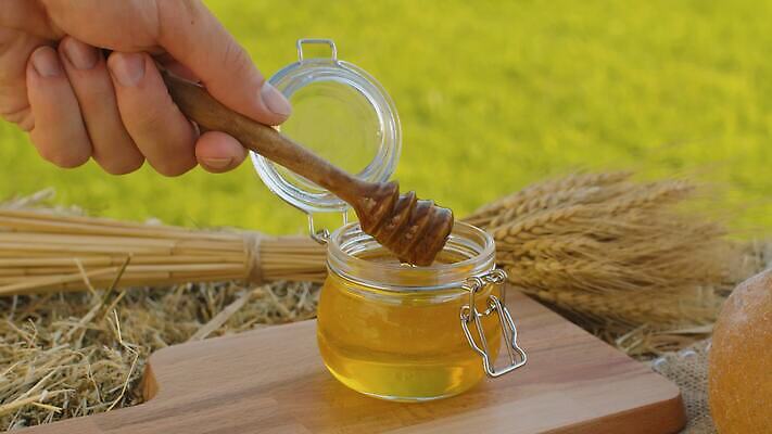 전통 라이프스타일 손 음식 빵 자연 탁자 건조 건강 씨앗 야외 목재 치료 여름 마을 숟가락 식사 빵집 흰색 시골 신선 황금 닫기 달콤 맛 볏짚 밀 굽기 유기농 날것 귀 꿀 덩어리 내추럴 숙성 작살 정물화 채식주의자 핸드메이드 호밀 4K MOV 해외동영상 클립영상 나무 식물 웰빙 계절 컬러 가구 컨셉 재료 의학 모션 곡류 수저 생활 신체부위 상점 짚 구이 그림 생태계 채식 동영상 파일형식