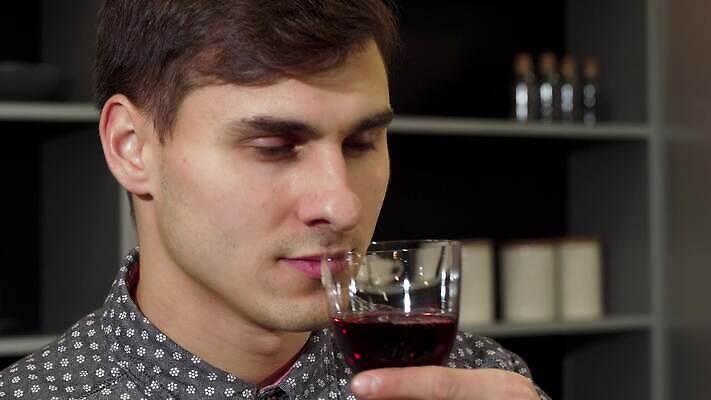 라이프스타일 남자 행복 음료 유리 부동산 휴가 휴식 아파트 주택 기념 한명 미소 이벤트 빨간색 섹시 와인 축하 알코올 날짜 우아함 맛 저녁 냄새 아로마 주말 향 양조장 총각 4K MOV 해외동영상 클립영상 1 감정 컬러 컨셉 재질 주류 표정 사람 건물 생활 재산 야간 동영상 파일형식