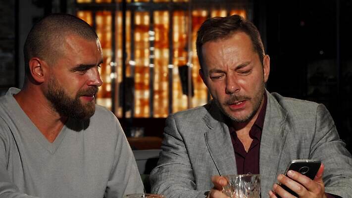 남자 행복 음료 모바일 휴식 사람 두명 친구 스마트폰 독서 식당 우정 알코올 바 비즈니스맨 메시지 뉴스 연결 긍정 온라인 위스키 코냑 유흥 4K MOV 해외동영상 클립영상 감정 컨셉 비즈니스 관계 주류 핸드폰 스마트기기 상점 와인 직장인 동영상 파일형식