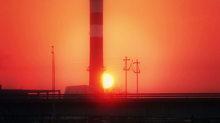 식물 실루엣 산업 공장 하늘 굴뚝 사람없음 글로벌 햇빛 태양 일출 환경 힘 일몰 손상 에너지 독약 오염 분위기 연기 수증기 파이프 연료 가스 배기가스 생태학 스모그 화학물질 4K MOV 해외동영상 클립영상 자연요소 교육 컨셉 공업 촬영기법 노을 화학 동영상 파일형식