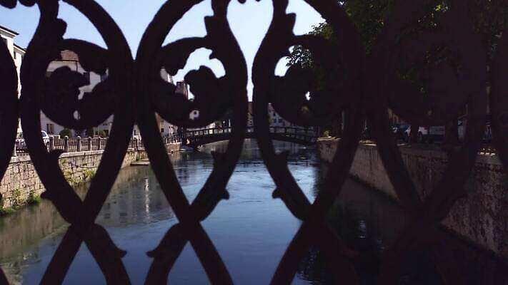 나무 공원 유럽 길 여행 잎 건축양식 자연 하늘 거리 주택 사람없음 야외 건물 초록색 물 강 검은색 이탈리아 낭만 흰색 도시 센터 역사 그림 운하 타운 옛날 가리발디 4K MP4 해외동영상 클립영상 자연요소 식물 건축물 공공시설 건축 나라 컬러 컨셉 생태계 위인 동영상 정치가 파일형식