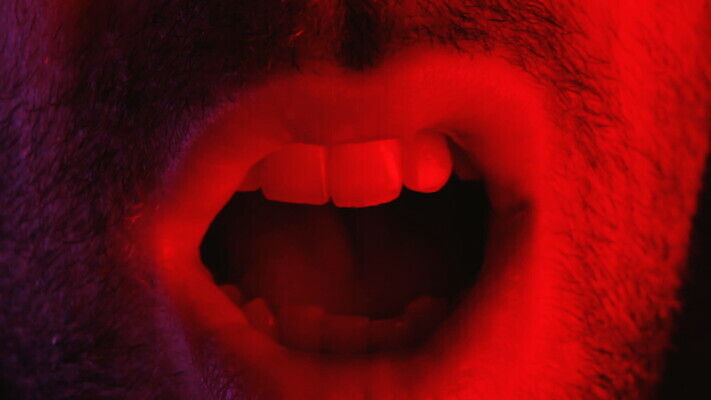 백인 응시 남자 감정 얼굴 수염 스트레스 한명 사람 성인 빨간색 카메라 어둠 외침 고통 분노 표현 입 폭력 좌절 닫기 불만 나쁜 공격적 부정적 비명 심각 표현성 MOV 해외동영상 클립영상 서양인 1 시선 컬러 컨셉 모션 신체부위 전자제품 소리 사회이슈 동영상 파일형식