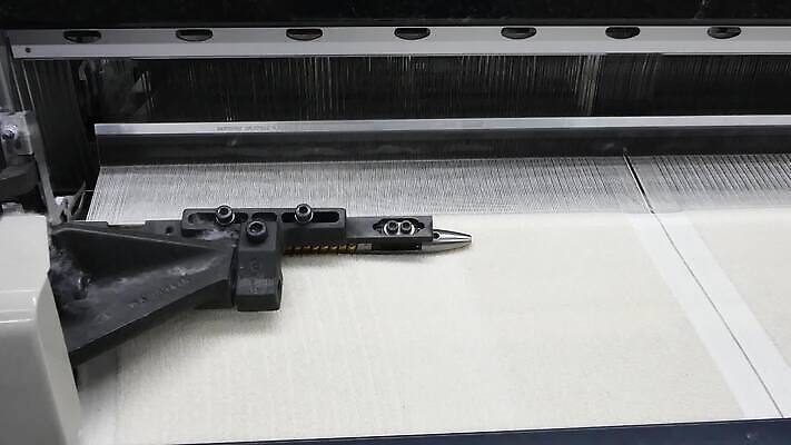 디자인 산업 선 줄 컬러 패턴 부분 공장 사람없음 유행 기계 장비 직물 면 업무 실 닫기 제조 실크 천 묘사 질감 커서 섬유 짜임 양모 달리기선수 돌리기 짜기 MP4 해외동영상 클립영상 무늬 공업 모션 작업 육상선수 동영상 파일형식