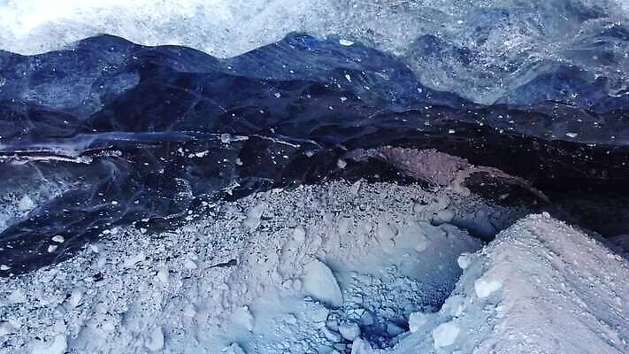 계절 여행 백그라운드 겨울 자연 하늘 산 실내 아이슬란드 풍경 사람없음 물 파란색 빛 강 냉동 얼음 검은색 어둠 추위 흰색 녹음 터널 동굴 균열 위험 북극 빙하 서리 암초 빙산 북쪽 고드름 내추럴 드론 지질학 카자흐스탄 4K 알마티 MP4 해외동영상 클립영상 자연요소 교육 유럽 아시아 길 컬러 컨셉 모션 내부 기록 극지방 방향 생태계 동영상 파일형식