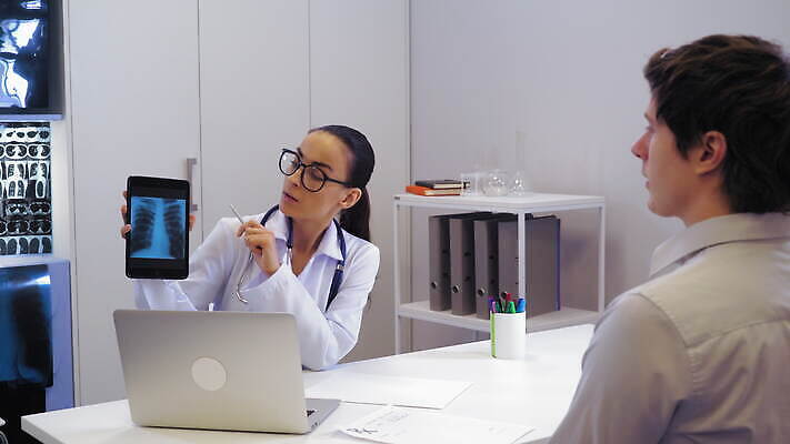 백인 직업 남자 청진기 엑스레이 건강 병원 대화 설명 사람 두명 치료 알약 약 믿음 디지털 진료 듣기 고통 환자 간호사 의사 흰색 컨설턴트 방문 보여주기 보험 돌봄 조언 혼혈 4K MOV 해외동영상 클립영상 서양인 감정 컬러 의학 의료기기 모션 말하기 의료진 전문직 상담 다문화 동영상 파일형식