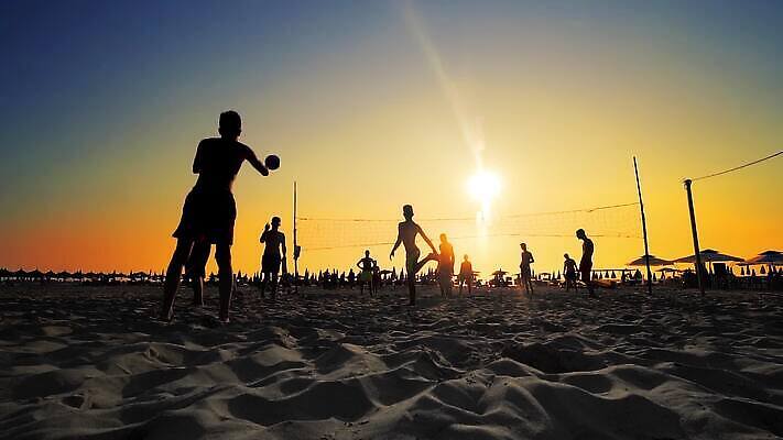 라이프스타일 실루엣 아시아 모래 스포츠 바다 여행 공 놀이 휴가 그림자 사람 야외 가로 햇빛 태양 일출 점프 일몰 게임 그룹 저녁 배구 추적 알바니아 MP4 해외동영상 슬로모션 클립영상 자연요소 나라 모션 촬영기법 생활 구기 노을 야간 동영상 파일형식 남유럽