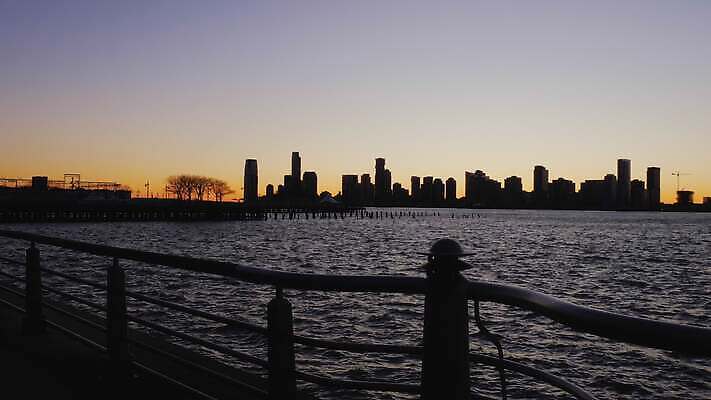 실루엣 파도 이동 오렌지 건축양식 모션 하늘 표면 파노라마 사람없음 빛 강 도시풍경 햇빛 태양 일출 항구 검은색 고층빌딩 미국 황혼 일몰 흐름 도시 도심 저녁 뉴욕 수로 포트 스카이라인 맨해튼 저지 허드슨강 4K MOV 해외동영상 클립영상 자연요소 건축 바다 컬러 컨셉 북아메리카 과일 교통시설 촬영기법 풍경 빌딩 노을 야간 동영상 파일형식