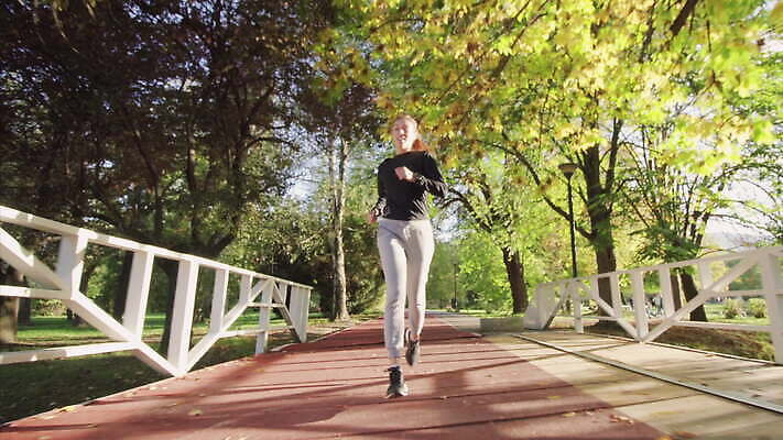 백인 라이프스타일 공원 여자 스포츠 자연 표면 건강 한명 야외 목재 빨간색 운동복 강 달리기 조깅 운동 햇빛 연습 합성 달리기선수 선로 4K MOV 해외동영상 클립영상 서양인 나무 1 옷 공공시설 컬러 재료 모션 사람 생활 태양 생태계 육상선수 동영상 파일형식