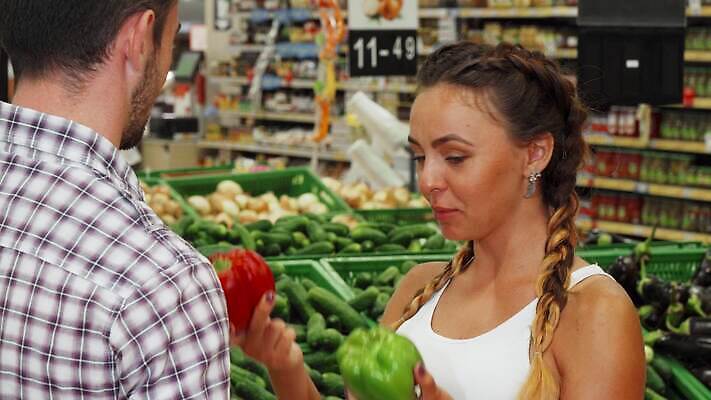 라이프스타일 커플 잡화 행복 음식 채소 가족 관계 결혼식 함께함 건강 사랑 미소 성인 두명 쇼핑 세일 상점 카트 낭만 신선 도시 선택 구매 상품 가격 토론 고객 유기농 긍정 소매 슈퍼마켓 내추럴 4K MOV 해외동영상 클립영상 웰빙 감정 결혼 컨셉 표정 사람 생활 동영상 파일형식