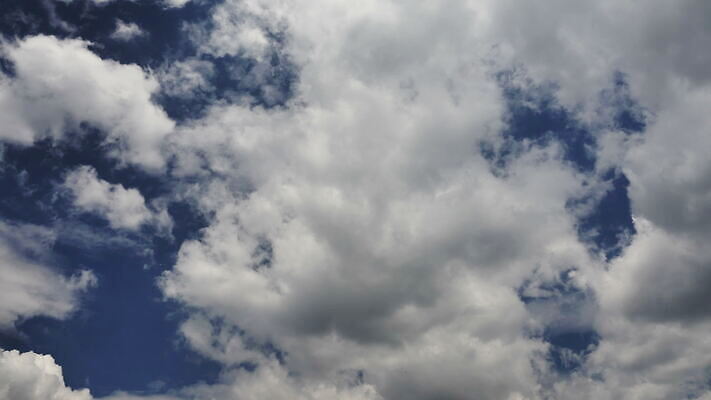 구름 컬러 백그라운드 자연 하늘 날씨 풍경 사람없음 야외 가로 여름 파란색 빛 햇빛 태양 우주 환경 흰색 전원 분위기 장면 천국 솜털 스카이라인 내추럴 오존 적란운 천창 유일 4K 타임랩스 MOV 해외동영상 클립영상 자연요소 계절 컨셉 촬영기법 전기에너지 생태계 동영상 파일형식 구름_자연