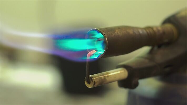 산업 백그라운드 모션 불 추상 불꽃 따뜻함 요리 사람없음 빛 금속 주방 검은색 어둠 기계 장비 에너지 녹음 손전등 업무 뜨거움 수리 위험 난로 버너 연료 가스 느림 연소 방법 용접 철강 화상 4K MOV 해외동영상 슬로모션 클립영상 자연요소 컬러 컨셉 무늬 재질 조명 촬영기법 기록 작업 상처 난방기 동영상 파일형식