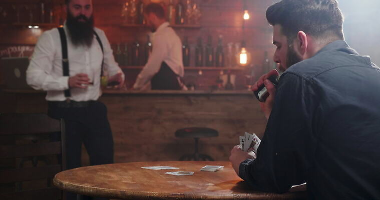 백인 라이프스타일 남자 통신 놀이 탁자 주택 함께함 실내 앉기 취미 친구 경쟁 우정 기쁨 도전 게임 잡기 바 신용카드 그룹 도박 집중 버번 옛날 위스키 4K MOV 해외동영상 클립영상 서양인 감정 가구 컨셉 관계 모션 주류 사람 내부 건물 생활 금융 동영상 파일형식