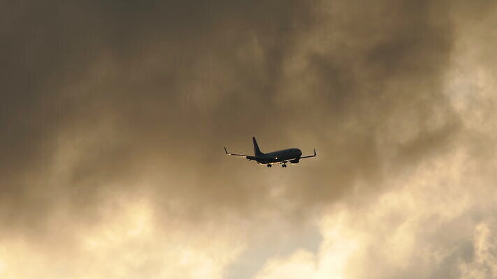 구름 교통시설 하늘 비행기 사람없음 어둠 회색 공항 큼 도착 항공 상업 제트기 승객 엔진 착륙 접근 항공사 4K MOV 해외동영상 클립영상 자연요소 산업 컬러 교통 항공교통 대중교통 크기 시설 동영상 파일형식