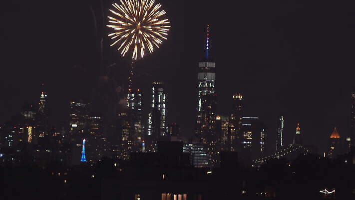 기념일 행복 휴가 불꽃 기념 폭죽 불꽃놀이 파노라마 풍경 사람없음 야외 강 반사 일출 고층빌딩 미국 황혼 일몰 새벽 자유 축하 도시 역사 도심 야간 저녁 폭발 뉴욕 해피뉴이어 대도시 스카이라인 맨해튼 애국심 빛망울 7월 독립 독립기념일 전국 4K MOV 해외동영상 클립영상 자연요소 감정 컨셉 북아메리카 놀이 불 촬영기법 이벤트 빌딩 빛 노을 새해인사 날짜 동영상 파일형식