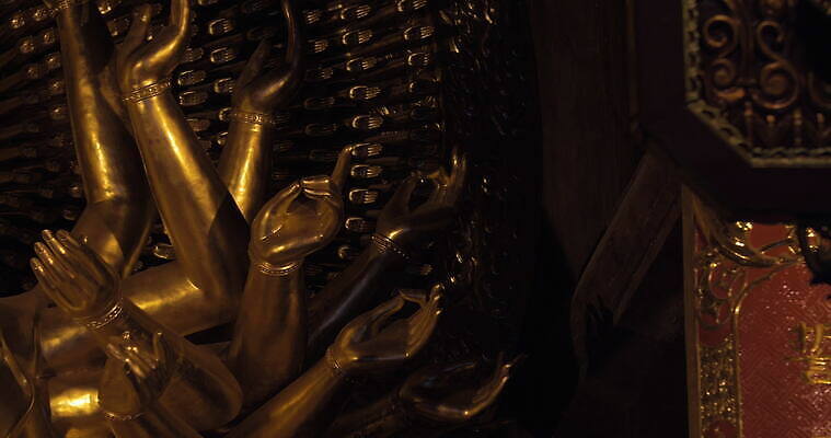 손 아시아 종교 문화 얼굴 불교 실내 미술 사람없음 조각상 사찰 황금 베트남 신성 청동 신앙심 전국 패닝샷 4K MOV 해외동영상 클립영상 나라 종교건축 문화예술 촬영기법 내부 신체부위 조형물 동남아시아 동영상 파일형식