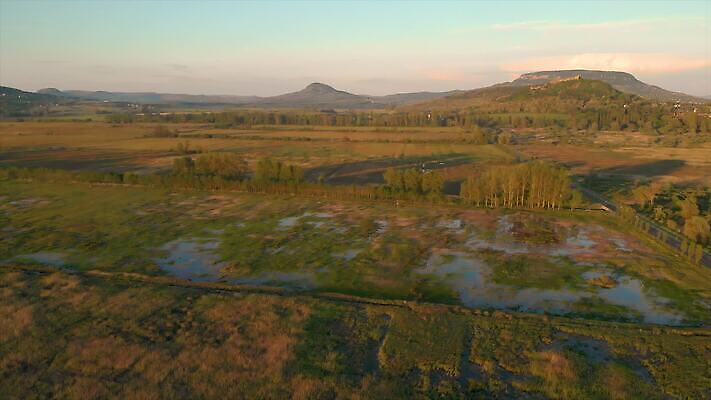 실루엣 호수 컬러 여행 오렌지 자연 하늘 산 사람없음 야외 물 빛 하이앵글 햇빛 태양 반사 노란색 일출 맑음 어둠 황혼 일몰 새벽 습지 야간 저녁 헝가리 변소 조감도 수평선 4K MP4 해외동영상 클립영상 자연요소 뷰포인트 과일 날씨 촬영기법 노을 생태계 동영상 동유럽 파일형식