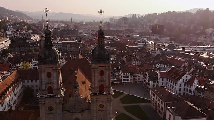 유럽 기독교 종교 여행 건축양식 주택 안테나 사람없음 건물 세계 성당 교회 카메라 탑 도시 센터 중세 역사 재산 성자 도서관 정상 땅 스위스 알프스 타운 수도원 항공촬영 혁명 드론 랜드마크 수녀원 옛날 조감도 MOV 해외동영상 클립영상 건축물 교육 건축 나라 뷰포인트 컨셉 통신 종교건축 금융 전자제품 동영상 파일형식