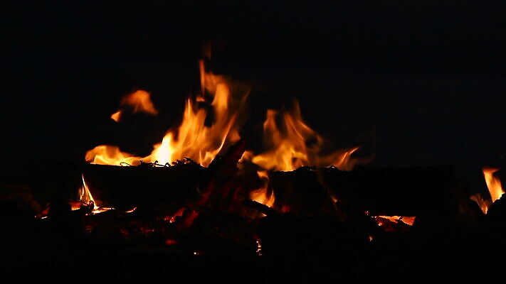 실루엣 백그라운드 오렌지 불꽃 휴식 따뜻함 사람없음 야외 목재 빨간색 빛 노란색 금속 검은색 어둠 뜨거움 막대기 연기 더위 야간 저녁 장작 모닥불 굽기 캠핑장 벽난로 매움 통나무 내추럴 강렬 여신 이스라엘 화상 MOV 해외동영상 클립영상 자연요소 나무 컬러 컨셉 과일 재료 재질 불 날씨 촬영기법 캠핑 맛 상처 구이 동영상 서아시아 파일형식