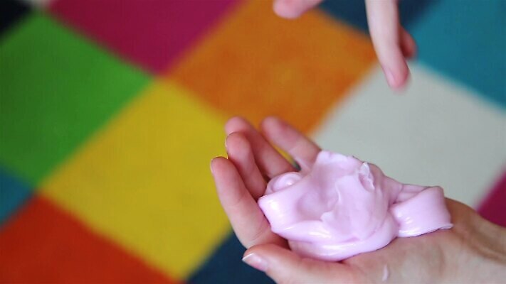 손 행복 어린이 분홍색 놀이 휴식 파스타 실험 소년 취미 컬러풀 게임 흰색 잡기 바이러스 달콤 불기 흰배경 덮기 늘이기 라텍스 어려움 짜기 MOV 해외동영상 클립영상 남자 감정 컬러 백그라운드 컨셉 모션 서양음식 사람 신체부위 맛 동영상 파일형식