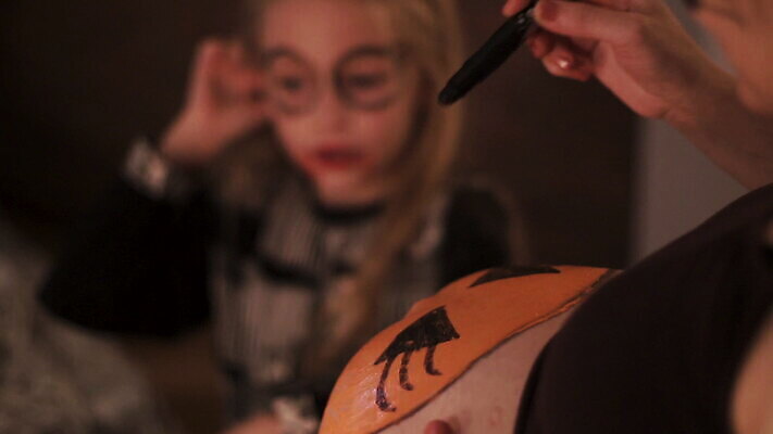 전통 라이프스타일 계절 여자 어린이 음식 2 신체 오렌지 가족 호박 주택 실내 사람 두명 노란색 파티 페인트 임산부 임신 할로윈 등불 아기 대접 예측 무서움 심볼 10월 돌봄 잭오랜턴 호러 MOV 해외동영상 클립영상 감정 컬러 컨셉 채소 과일 관계 모션 조명 이벤트 내부 건물 생활 날짜 공포 동영상 파일형식