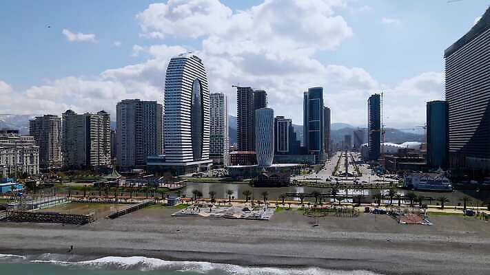 외관 공원 도로 길 바다 여행 건축양식 새로움 거리 주택 파노라마 풍경 해변 사람없음 건물 여름 도시풍경 고층빌딩 산책로 도시 센터 도심 휴양지 타운 스카이라인 드론 조지아 4K MOV 해외동영상 클립영상 건축물 계절 공공시설 건축 컨셉 교통시설 촬영기법 빌딩 장소 동영상 동유럽 파일형식