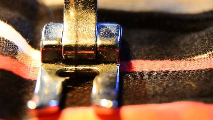 디자인 드레스 옷 산업 패턴 공장 취미 사람없음 유행 금속 기계 도구 직물 면 업무 실 수리 바느질 공예 질감 만들기 재단 재단사 바늘땀 철강 MOV 해외동영상 클립영상 직업 무늬 공업 모션 재질 작업 동영상 파일형식