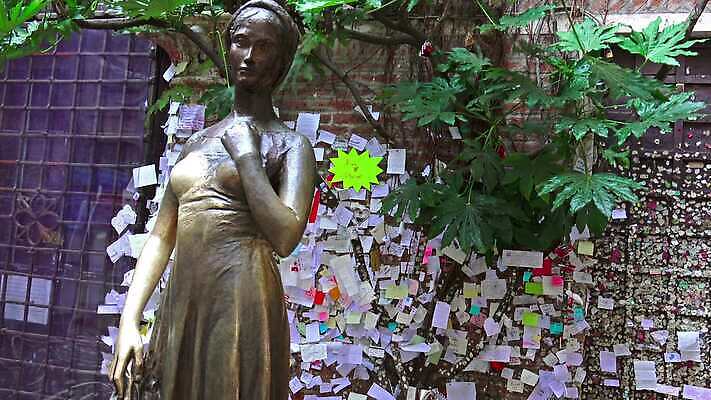 유럽 벽 여행 건축양식 벽돌 주택 사랑 사람없음 건물 여행객 이탈리아 낭만 골동품 발코니 중세 역사 지중해 장면 랜드마크 베로나 비극 옛날 1인칭시점 4K HD MP4 해외동영상 클립영상 건축물 시선 건축 감정 나라 바다 컨셉 사람 동영상 파일형식