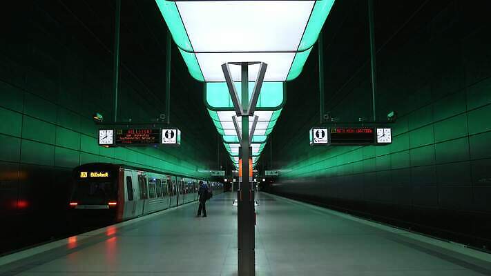 디자인 유럽 선 여행 백그라운드 이동 건축양식 교통시설 유리 미래 독일 사람없음 내부 건물 파란색 빛 사무실 계단 금속 기차 도시 시간 터널 전철 역 아래 속도 에스컬레이터 튜브 지하 일반 빛망울 대칭 함부르크 비어있는 4K MOV 해외동영상 클립영상 건축물 건축 나라 길 육상교통 컬러 교통 컨셉 비즈니스 재질 대중교통 방향 시설 위치 동영상 파일형식