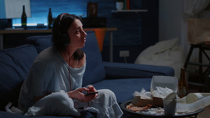 감정 음악 스트레스 건강 피곤 성인 스마트폰 헤드폰 듣기 고통 슬픔 표현 체험 좌절 고독 걱정 불행 문제 긴장 우울증 자살 적자 피해자 혼자 정신건강 4K MOV 해외동영상 클립영상 음향기기 컨셉 모션 문화예술 사람 핸드폰 스마트기기 피해 질병 동영상 파일형식