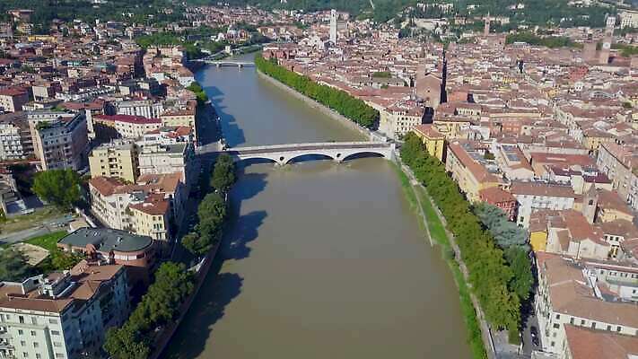 유럽 문화 벽 여행 건축양식 지붕 주택 안테나 파노라마 풍경 사람없음 건물 물 여름 강 도시풍경 성당 교회 탑 이탈리아 골동품 바위 도시 센터 중세 역사 옥상 타운 드론 랜드마크 로마인 베로나 보호구역 옛날 4K MOV 해외동영상 클립영상 자연요소 건축물 계절 건축 나라 통신 종교건축 촬영기법 인종 돌_바위 동영상 구역 파일형식