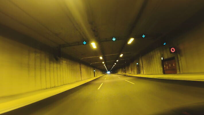 도로 선 여행 백그라운드 곡선 교통시설 모션 자동차 추상 사람없음 빛 운전 램프 도시 고속도로 터널 소프트포커스 방향 속도 장면 지하 빛망울 방법 블러 자동 4K MOV 해외동영상 클립영상 길 육상교통 교통 무늬 조명 촬영기법 시설 동영상 파일형식