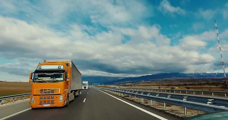 산업 도로 선 비즈니스 교통시설 모션 풍경 사람없음 파란색 트래킹 운전 트럭 화물 고속도로 운전사 주식 큼 컨테이너 아스팔트 속도 짐차 무거움 트레일러 물류 방법 4K MP4 해외동영상 클립영상 직업 길 컬러 교통 자동차 레저 금융 운송업 무게 크기 시설 동영상 파일형식