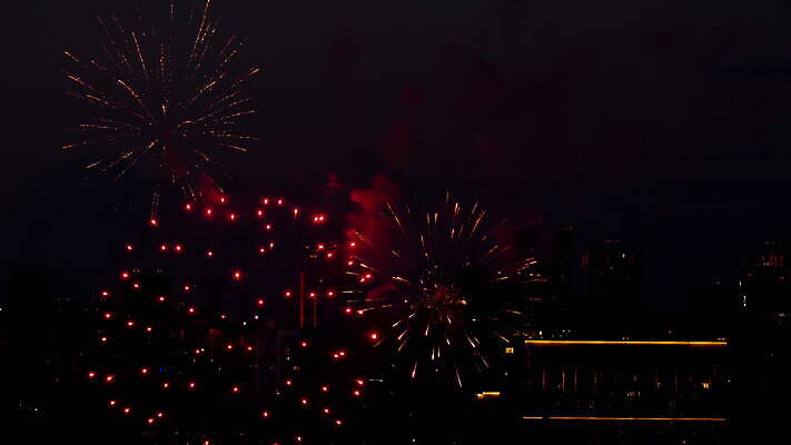 기념일 여행 백그라운드 하늘 불 휴가 불꽃 기념 폭죽 불꽃놀이 이벤트 사람없음 빨간색 물 빛 강 컬러풀 파티 축제 기쁨 축하 도시 야간 저녁 쇼 경례 스카이라인 광 크리스마스이브 4K MOV 해외동영상 클립영상 자연요소 감정 컬러 컨셉 크리스마스 놀이 인사 동영상 파일형식