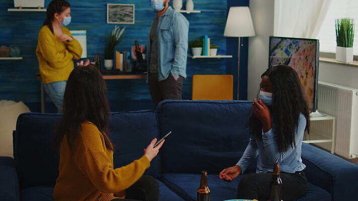 행복 음료 컨셉 거실 모바일 아파트 주택 맥주 대화 가면 친구 스마트폰 소파 글로벌 파티 검은색 우정 펼침 바이러스 보호 셀프카메라 예방 번짐 다인종 섞기 소셜 코로나바이러스 사회적거리두기 사교적 뉴노멀 4K MOV 해외동영상 클립영상 감정 캠페인 컬러 의자 관계 모션 주류 말하기 인종 이벤트 건물 경제 핸드폰 스마트기기 사진촬영 동영상 파일형식 효과