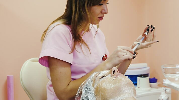 1 손 여자 얼굴 컨셉 신체 건강 병원 주사기 사람 두명 치료 뷰티 약 장비 환자 간호사 의사 흰색 혈액 닫기 질병 수집 주사약 테라피 당뇨병 돌봄 백신 복용 예방접종 인슐린 포도당 4K MOV 해외동영상 클립영상 컬러 의학 의료기기 모션 신체부위 의료진 동영상 접종 파일형식