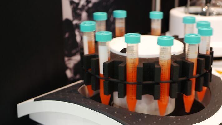 과학 백그라운드 컨셉 유리 건강 병원 실험 사람없음 약 건강관리 장비 소용돌이 액체 실험실 바이러스 생명공학 믹서 과학자 플라스크 분석 미생물 유리그릇 튜브 발견 조제 혁명 바이오 백신 화학물질 화학약품 코로나바이러스 4K 유체 MP4 해외동영상 클립영상 직업 그릇 의학 재질 생물 실험기구 관리 회오리 화학 만들기 동영상 물질 학자 파일형식