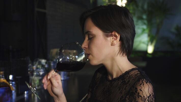 라이프스타일 드레스 여자 여유 음료 장난 유리 휴가 휴식 갈색머리 주류 한명 성인 섹시 파티 유행 식당 와인 카페 알코올 바 뜨거움 화려 우아함 저녁 유혹 클럽 싱글 주말 혼자 4K MOV 해외동영상 클립영상 1 헤어스타일 옷 감정 컨셉 재질 사람 이벤트 생활 상점 야간 동영상 파일형식