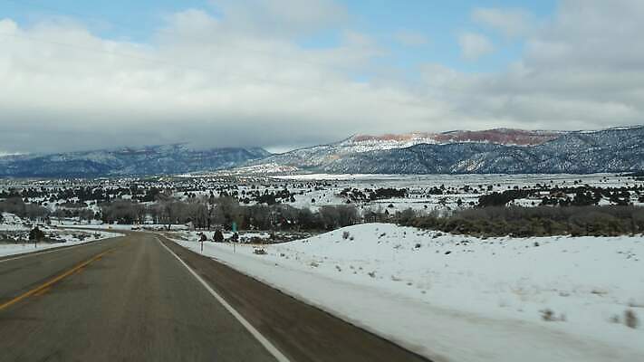 도로 여행 겨울 자동차 자연 유리 산 항해 사람없음 계곡 미국 운전 고속도로 황무지 땅 인도인 탈출 산등성이 지역 애리조나 루트 방법 시온산 자동 1인칭시점 4K MP4 해외동영상 클립영상 외국인 시선 계절 길 육상교통 컨셉 북아메리카 배_교통 교통시설 모션 재질 동양인 생태계 동영상 파일형식