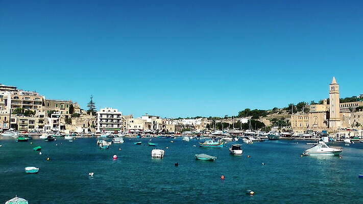 유럽 문화 바다 섬 여행 요트 건축양식 하늘 낚시 휴가 사람없음 물 여름 파란색 도시풍경 컬러풀 여행객 항구 맑음 도시 만 보트 역사 지중해 시력 방문 포트 타운 몰타섬 MOV 해외동영상 클립영상 자연요소 계절 건축 나라 컬러 배_교통 교통시설 레저 날씨 사람 풍경 몰타 동영상 파일형식