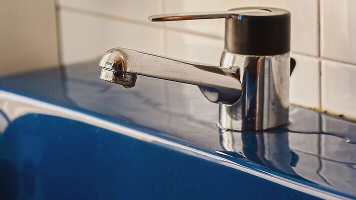 손 음료 백그라운드 가정 모션 새로움 주택 사람없음 내부 물 빛 달리기 금속 주방 방 젖음 흐름 추위 욕실 흰색 물방울 신선 오픈 액체 개울 붓기 닫기 떨어짐 씻기 빨래 은색 싱크대 수도꼭지 파이프 배관공 위생관리 철강 스플래쉬 4K MOV 해외동영상 클립영상 자연요소 컬러 컨셉 가사 재질 관리 건물 신체부위 강 청결 개수대 동영상 파일형식