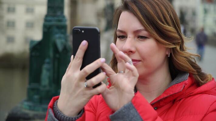백인 여자 유럽 여행 건축양식 모바일 한명 풍경 건물 스마트폰 핸드폰 강 도시풍경 금발 여행객 도시 중세 역사 셀프카메라 사진사 전화기 체코 프라하 타운 공화국 구시가지 랜드마크 블로거 수도권 옛날 올드타운 셀룰러 4K MOV 해외동영상 클립영상 서양인 1 헤어스타일 건축물 건축 나라 사람 전자제품 스마트기기 사진촬영 작가 지역 동영상 파일형식