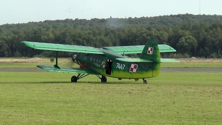비행기 사람없음 초록색 축제 수확 공항 항공 군용 프로펠러 활주로 이륙 엔진 에어쇼 대패 방사형 옛날 우크라이나 전설 유도로 MP4 해외동영상 클립영상 유럽 길 컬러 농업 항공교통 교통시설 대중교통 군대 쇼 동영상 파일형식