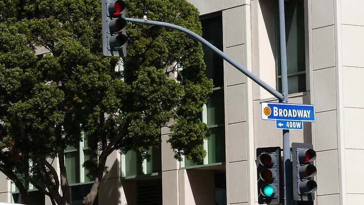 나무 접시 배너 도로 길 컬러 텍스트 교통시설 거리 간판 사람없음 단어 도시풍경 미국 운전 기둥 도시 표지판 이름 도심 이름표 교차로 심볼 메인 신호 캘리포니아 봉 규칙 타이틀 로스앤젤레스 길가 브로드웨이 산티아고 레터링 4K MP4 해외동영상 클립영상 식물 문자 식기 건축 교통 북아메리카 모션 알림판 풍경 시설 동영상 파일형식