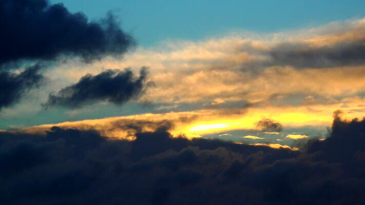 로우앵글 자연 하늘 바람 날씨 독일 사람없음 야외 파란색 평화 솜털 4K 락다운 MOV 해외동영상 클립영상 자연요소 유럽 뷰포인트 컬러 컨셉 생태계 동영상 파일형식