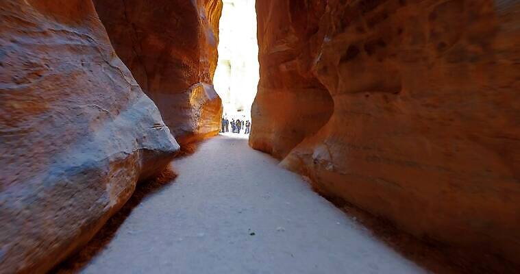 외관 종교 문화 모래 여행 건축양식 모션 산 사람없음 건물 빨간색 세계 여행객 골짜기 산책 골동품 무덤 도시 사찰 역사 동굴 재산 중앙 호기심 사암 동쪽 보물 목각 고고학 랜드마크 수도권 아랍어 옛날 요르단 1인칭시점 4K MP4 해외동영상 클립영상 건축물 시선 교육 건축 감정 컬러 컨셉 중동 종교건축 자연 휴식 사람 금융 돌_바위 방향 지역 동영상 파일형식