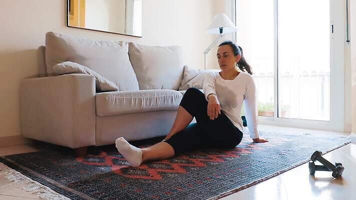 라이프스타일 웰빙 여자 스포츠 40대 포즈 거실 요가 휴식 바닥 주택 실내 건강 한명 미소 취미 일상 옆모습 운동 유행 힘 카펫 방 몸무게 시원함 집중 연습 위치 체조 팔 긴장 히스패닉 스페인어 필라테스 스타일 4K MP4 해외동영상 클립영상 1 감정 뷰포인트 중년 컨셉 표정 사람 내부 건물 라이프 생활 신체부위 동영상 파일형식