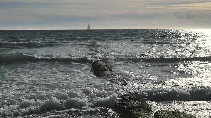 호수 바다 섬 요트 날씨 사람없음 초록색 물 파란색 모래사장 귀여움 수영 거품 추위 껍질 조약돌 보트 해조류 스페인 언덕 방파제 다도해 4K MP4 해외동영상 클립영상 자연요소 공공시설 유럽 컬러 컨셉 배_교통 돌_바위 수상스포츠 해양식물 동영상 파일형식